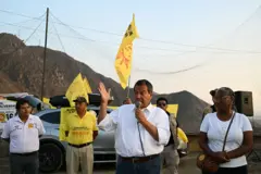Jorge Nieto se dirige a sus seguidores micro en mano en un mitin. Tras él, un grupo de personas.