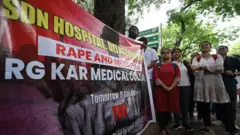 আরজি কর মেডিক্যাল কলেজে তরুণী চিকিৎসককে ধর্ষণ করে খুন করার বিরুদ্ধে প্রতিবাদ চলছে সারা ভারতে