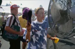 17 de julho de 1994. Torcedores se refrescam do calor intenso antes da final da Copa do Mundo entre Brasil e Itália