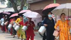 पानी भर्ने लाइनमा 