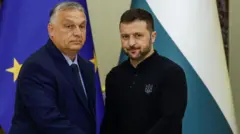 ハンガリーのオルバン首相（左）とウクライナのゼレンスキー大統領