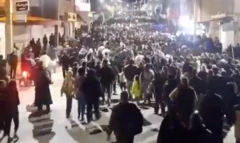 ইরোনের রাস্তায় বিক্ষোভকারীদের মিছিল