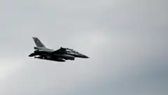 A 2023. május 6-án tartott, közös Anaconda-23 hadgyakorlat során egy lengyel légierőhöz tartozó F-16-os vadászgép a délkelet-lengyelországi Nowa Dęba gyakorlóterén.