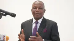 Ọmọọba Lateef Fagbemi lasiko to n sọrọ, ẹrọ gbohongbohun wa niwaju ẹ, o si n fi ọwọ ṣapejuwe ohun to n sọ