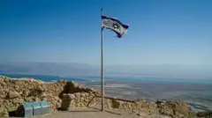 منظر للبحر الميت وعلم إسرائيل من منتزه وطني