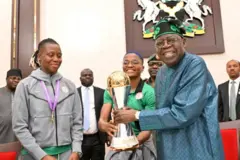 Rasheedat Ajibade gbé ife ẹ̀yẹ lé ààrẹ Bola Tinubu lọ́wọ́
