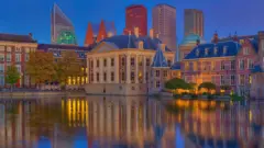 Imagem de vários prédios e um rio