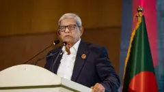 একটি সভামঞ্চে বক্তব্য রাখছেন মির্জা ফখরুল ইসলাম আলমগীর