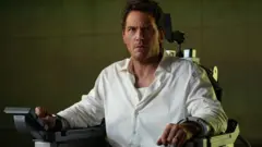 Крис Прат у столици за погубљење, гледа у камеру, обучен у белу кошуљу