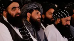 یعقوب (نفر وسط) در رهبری طالبان به عنوان شخصی شناخته می‌شود که صریح‌ترین لحن را علیه جهادی‌های خارجی داشته و از نیاز به مقابله با آنها گفته است، هرچند شمار قندهاری‌هایی که سراج الدین را تحمل ندارند، کم نیستند. 