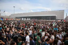 Manifestantes bloquean la estación de tren Termini durante una huelga nacional llamada "Bloqueemos todo", en Roma, Italia.