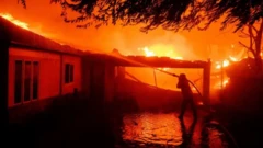 Oṣiṣẹ ileeṣẹ panapana kan n pana to n jo ile