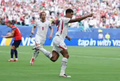 بيلينغهام يحتفل بهدف في مرمى النرويج