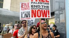 جانب من مظاهرة داعمة للفلسطينيين خارج مقر الأمم المتحدة في نيويورك أثناء انعقاد مؤتمر بشأن حل الدولتين