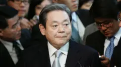 O ex-presidente do Grupo Samsung, Lee Kun-Hee, fala com repórteres no escritório de um procurador especial que investiga alegações feitas por uma ex-executiva jurídica de alto escalão da Samsung, em 4 de abril de 2008, em Seul, Coreia do Sul.