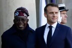 Shugaban ƙasar Faransa, Emmanuel Macron a lokacin da yake yi wa shugaban Najeriya, Bola Tinubu maraba a lokacin ganawarsu a fadar Elysee ranar 28 ga watan Nuwamban 2024.