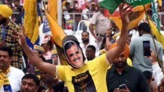 दिल्ली के रामलीला मैदान में विपक्ष की लोकतंत्र बचाओ रैली में विपक्षी दलों के नेता एकजुट हुए