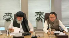 عکس نورالدین عزیزی، وزیر صنعت و تجارت حکومت طالبان با وزیر دولت در امور تجارت هند 