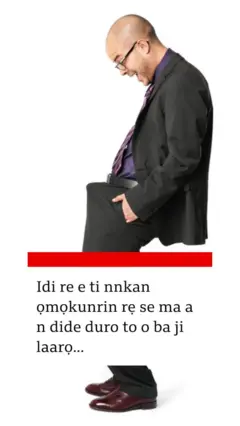 Ọkunrin kan to wọ suuti asọ oyinbo, ti nnkan ọkunrin rẹ duro tiiri labẹ asọ rẹ, to si han sita.