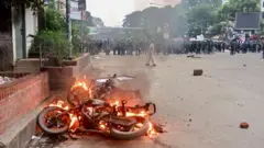 শাহাবাগে ভাঙচুর ও কয়েকটি যানবাহনে আগুন দেয় জামায়াত সমর্থকরা