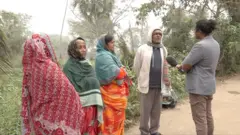 जेस्सोर के अभयनगर में मतुआ वोटरों से बात करते बीबीसी के पत्रकार