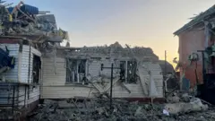 Inyubakwa yabomowe inyuma y'ico abategetsi b'Uburusiya bavuga ko ari igitero c'igisirikare ca Ukraine ku gisagara ca Sudzha