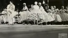 Cerimônia de umbanda realizada ao ar livre no Rio de Janeiro em 1971, com pessoas vestidas de branco formando um círculo em torno de um altar com velas e objetos religiosos