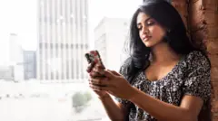 ਫੋਨ ਦਾ ਇਸਤੇਮਾਲ ਕਰ ਰਹੀ ਕੁੜੀ