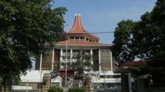 මූලික අයිතිවාසිකම් කඩවීමකදී ශ්‍රේෂ්ඨාධිකරණය හමුවේ පෙත්සමක් ගොනු කරන්නේ කෙසේ ද?