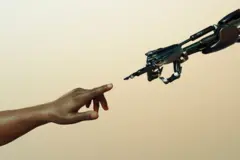 Main humaine et main bionique 