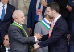 Lula e Eduardo Leite se cumprimentando