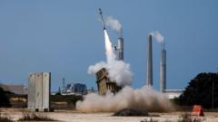 Rudal milik Israel diluncurkan untuk menangkal roket.
