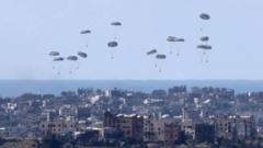 Paraquedas com ajuda humanitária no céudinheiro no foguetinhoGaza