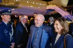 Presidente Lula chegando em Barcelona. Ao fundo um avião.
