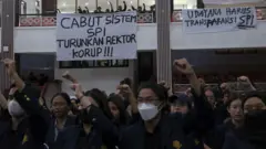 Mahasiswa Universitas Udayana berunjuk rasa terkait kasus dugaan korupsi Rektor I Nyoman Gde Antara