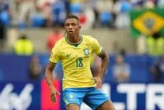 Danilo Santos com a camisa da Seleção brasileira