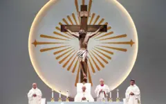 Papa Francisco com crucifixo ao fundo