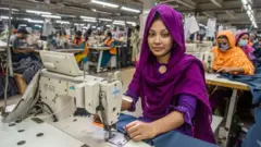 বাংলাদেশের অর্থনীতির জন্য তৈরি পোশাক খাত গুরুত্বপূর্ণ।