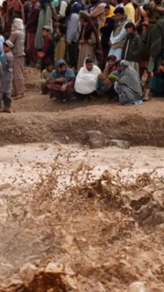 سیلاب و مردم در کنار رودخانه 