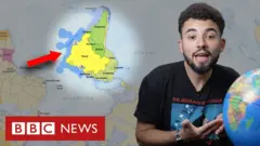 Apresentador em primeiro plano, com mapa ao fundo