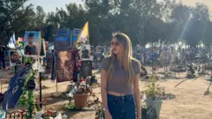 Andrea Bisso en el memorial de las víctimas del Festival Nova, en Israel.