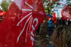 2023'teki bir seçim mitinginde CHP bayrağı sallayan bir kadın. 