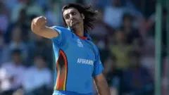 افغان کرېکټ لوبغاړی شاپور ځدراڼ د توپ‌اچونې پرمهال لیدل کېږي.