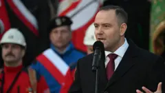 Prezydent Karol Nawrocki uczestniczy w uroczystości przy Krzyżu-Pomniku przed kopalnią Wujek w Katowicach z okazji 44. rocznicy jej pacyfikacji. W grudniu 1981 r., po wprowadzeniu stanu wojennego w komunistycznej Polsce, siły bezpieczeństwa otworzyły ogień do strajkujących górników, zabijając dziewięciu i raniąc kilku innych.