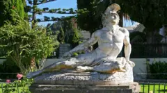Estátua de Aquiles em um jardim