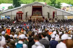 Una multitud en un oficio de consagración obispal de la la Fraternidad Sacerdotal San Pío X