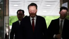 윤석열 전 대통령이 특별검사팀이 청구한 구속영장 심문에 출석하기 위해 2025년 7월 9일 서울에서 법원에 도착하고 있다