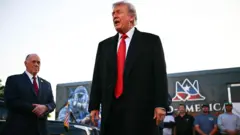 Трамп во время осмотра реконструкции зеркального пруда у Мемориала Линкольна в Вашингтоне