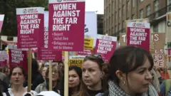 Manifestantes contrários também marcharam pelo centro de Londres, terminando perto da manifestação de Robinson.
