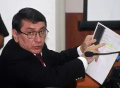 Santiago Martín Rivas señala una línea en un documento durante una audiencia judicial en 2008.